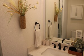Dusche, Haartrockner, Handtücher, Seife