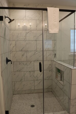 Shower, hair dryer, towels, soap - Cozy Retreat in Greater Heights (Houston)