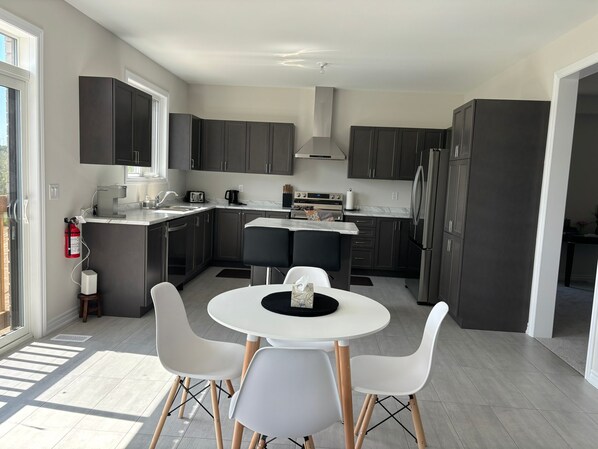 Dining - Luxurious New-Built Retreat Near 3 Beautiful Lakes (Orillia)