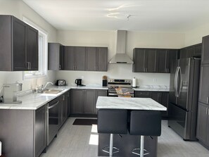 Cookware/dishes/utensils - Luxurious New-Built Retreat Near 3 Beautiful Lakes (Orillia)