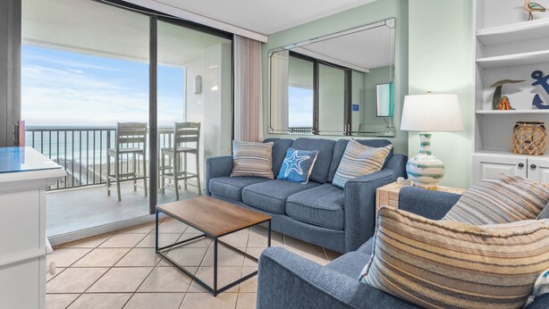 Un salon moderne avec un canapé, une table basse et une vue sur le balcon.