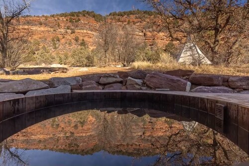 4BR Family Retreat w/ Cedar Hot Tub, Movie Room, Plygrnd, Tramp, Rope Swing