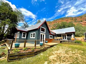 Exterior - 4BR Family Retreat w/ Cedar Hot Tub, Movie Room, Plygrnd, Tramp, Rope Swing (Durango)