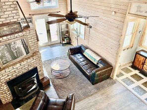 Smart TV, fireplace, books - 4BR Family Retreat w/ Cedar Hot Tub, Movie Room, Plygrnd, Tramp, Rope Swing (Durango)