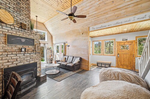 4BR Family Retreat w/ Cedar Hot Tub, Movie Room, Plygrnd, Tramp, Rope Swing