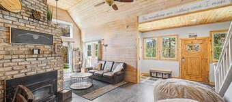 4BR Family Retreat w/ Cedar Hot Tub, Movie Room, Plygrnd, Tramp, Rope Swing