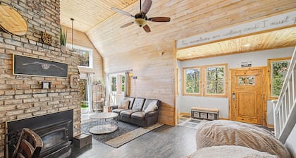 4BR Family Retreat w/ Cedar Hot Tub, Movie Room, Plygrnd, Tramp, Rope Swing