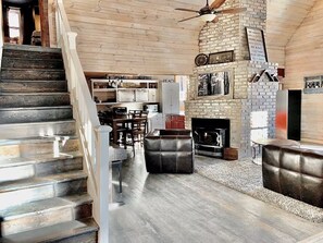 TV connectée, cheminée, livres