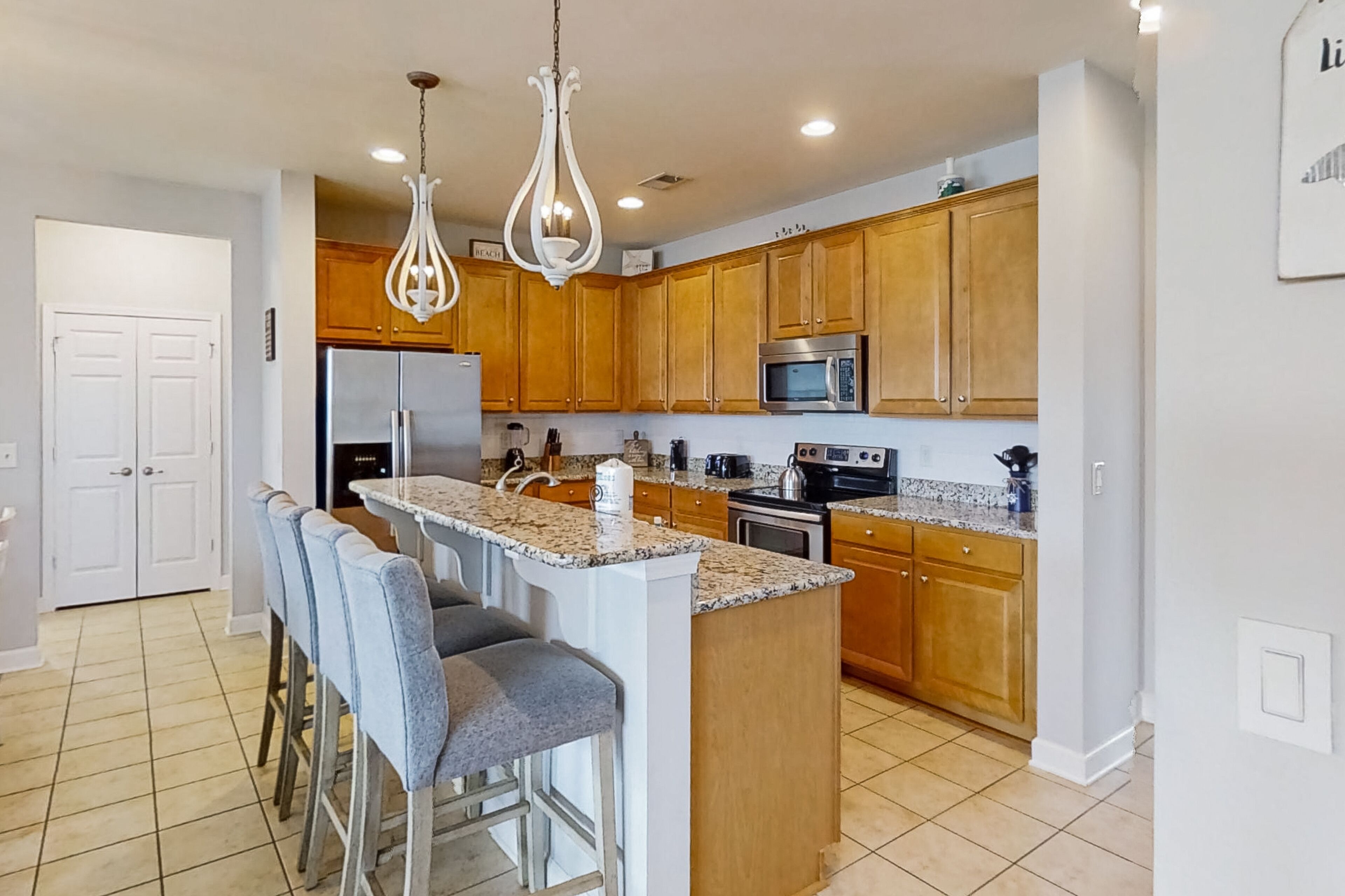 Jääkaappi, mikroaaltouuni, uuni, liesi