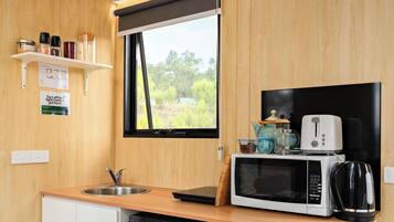 Kjøleskap, mikrobølgeovn, kokeplater og kaffetrakter/tekoker