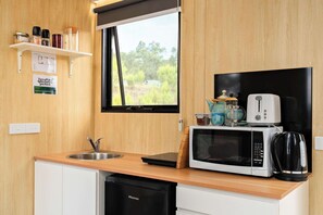 Kühlschrank, Mikrowelle, Herdplatte, Wasserkocher mit Kaffee-/Teezubehör