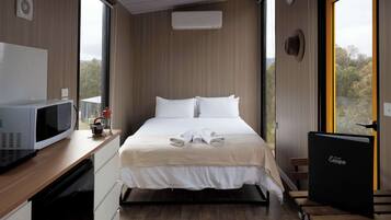 1 bedroom, bed sheets