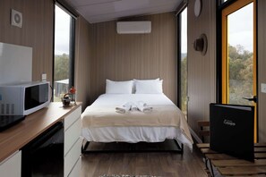 1 bedroom, bed sheets