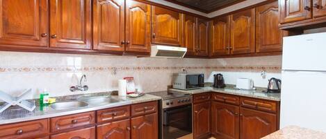 Kjøleskap, mikrobølgeovn, ovn og kaffetrakter/tekoker