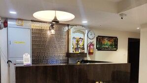 Una recepción con el letrero "BALAJI RESIDENCY" en letras doradas.