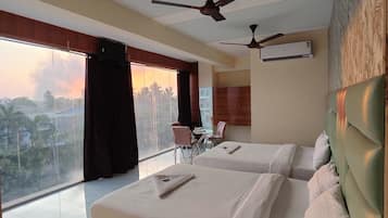 Triple Room | Desk, free WiFi