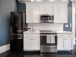 Fridge, microwave, oven, stovetop - The Chester: Penthouse One Bedroom (Boston)