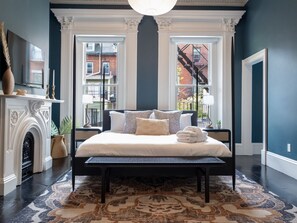 1 bedroom, desk, WiFi, bed sheets - The Chester: Penthouse One Bedroom (Boston)