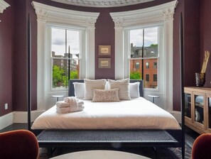 Desk, iron/ironing board, WiFi, bed sheets