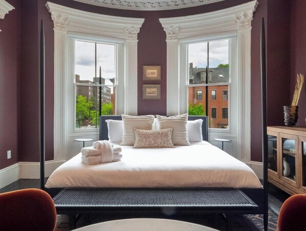 Desk, iron/ironing board, WiFi, bed sheets