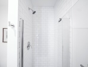 Douche, sèche-cheveux, serviettes fournies, shampoing