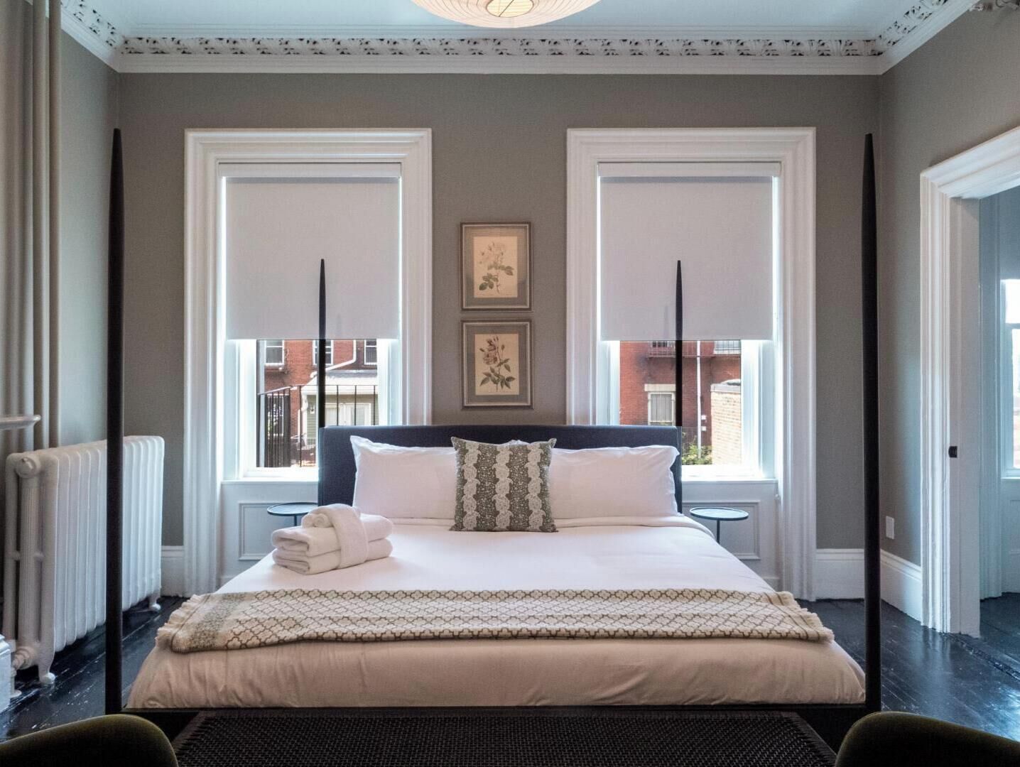 Tabla de planchar con plancha, wifi, ropa de cama