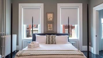 Tabla de planchar con plancha, wifi, ropa de cama