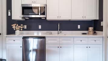 Mikrowelle, Wasserkocher mit Kaffee-/Teezubehör