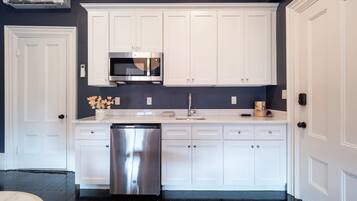 Micro-ondas, cafeteira/chaleira, talheres/pratos/utensílios de cozinha