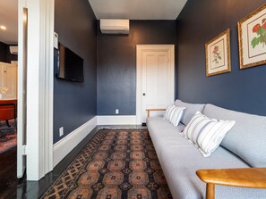 TV, offices - The Chester: Vintage Elegance, Modern Comfort (Boston)