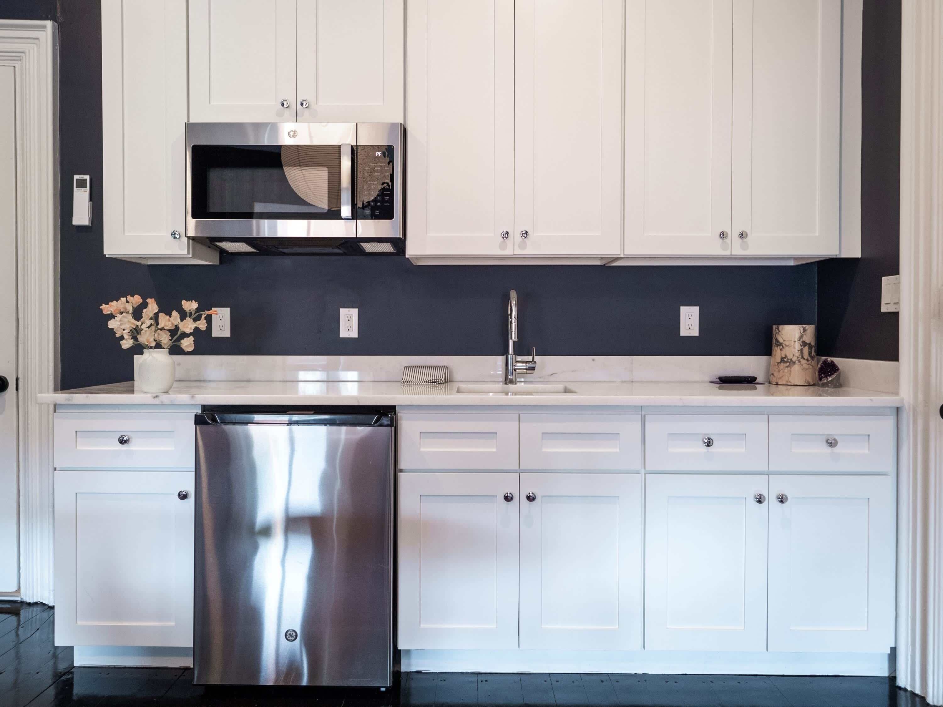 Mikroaaltouuni, kahvin-/teenkeitin, keittoastiat/astiat/ruokailuvälineet