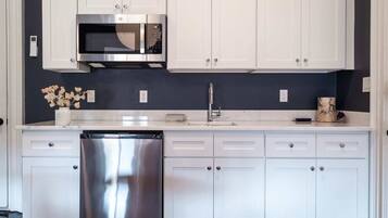 Mikroaaltouuni, kahvin-/teenkeitin, keittoastiat/astiat/ruokailuvälineet