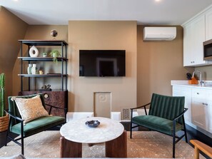 TV, offices - The Chester: Modern, Cool, Heart Of South End (Boston)