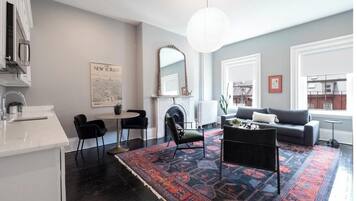 Een televisie en een kantoor