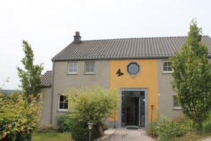 Exterior - Luxury holiday home in Marchin with wellness (Marchin)