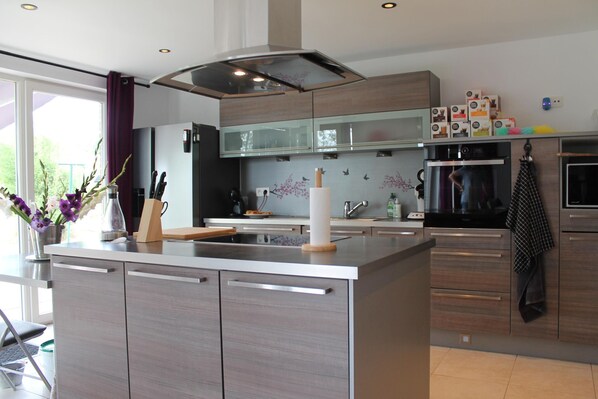 Réfrigérateur, micro-ondes, four, plaque de cuisson