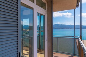Property grounds - Modern, new and very nice apartment with terrace and sea view (Portoferraio)