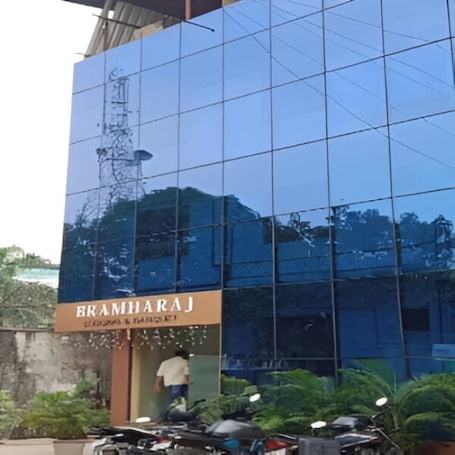 Fachada de la propiedad. Bramharaj By Glitz Hotels