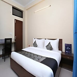 Ein Hotelzimmer mit einem Bett, einem Schreibtisch und einem Stuhl.