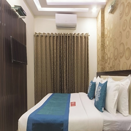 Escritorio y wifi gratis . Bramharaj By Glitz Hotels