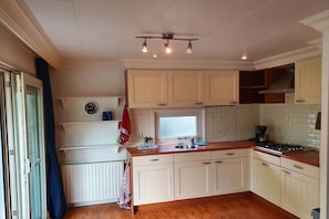 Réfrigérateur, micro-ondes, plaque de cuisson, lave-vaisselle