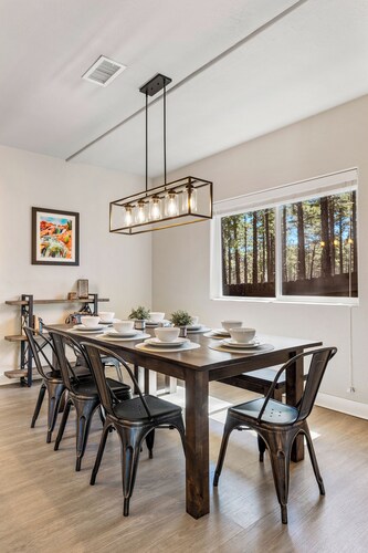 Family-Friendly Flagstaff Retreat w/ Mtn Views, Fireplace, AC, Close to NAU