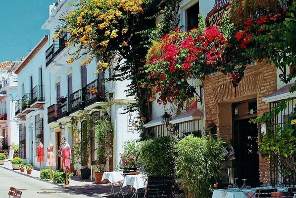 Outdoor dining - Belvilla by OYO Apartamento Port Avenue (Marbella)