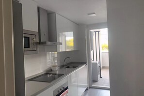 Fridge, microwave, oven, stovetop - Belvilla by OYO Apartamento Port Avenue (Marbella)