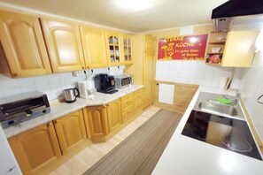 Kjøleskap, mikrobølgeovn, ovn og kokeplater