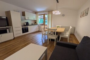 A compact living space with a kitchenette, dining area, and seating. - Apartment Neustift near Stubai Ski Lift (Neustift im Stubaital)