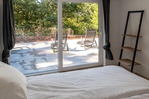 5 habitaciones, tabla de planchar con plancha y cuna de viaje 