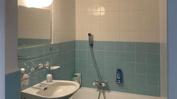 Kamar Double | Kamar mandi | Kombinasi shower/bathtub, handuk, sabun, dan sampo