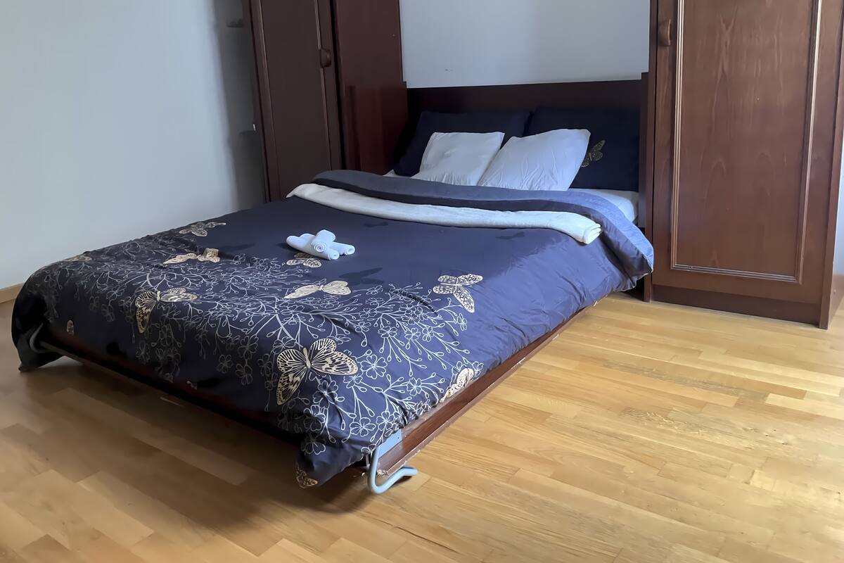 Kamar Double | Ruang kerja ramah laptop, tirai kedap cahaya, dan Wi-Fi gratis