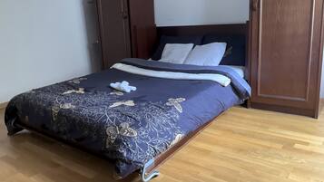 Kamar Double | Ruang kerja ramah laptop, tirai kedap cahaya, dan Wi-Fi gratis